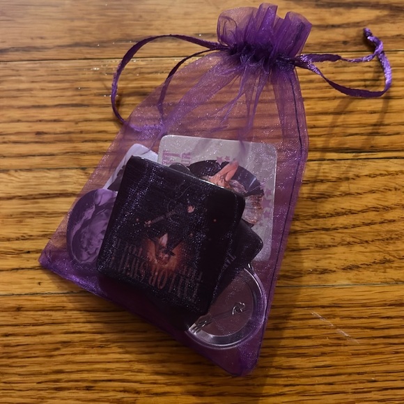 Taylor Swift official pins- 9- pin bundle - Picture 2 of 3